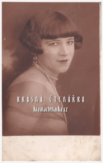 DÁMA na pohlednici, Účes typu bob/mikádo z 20. let